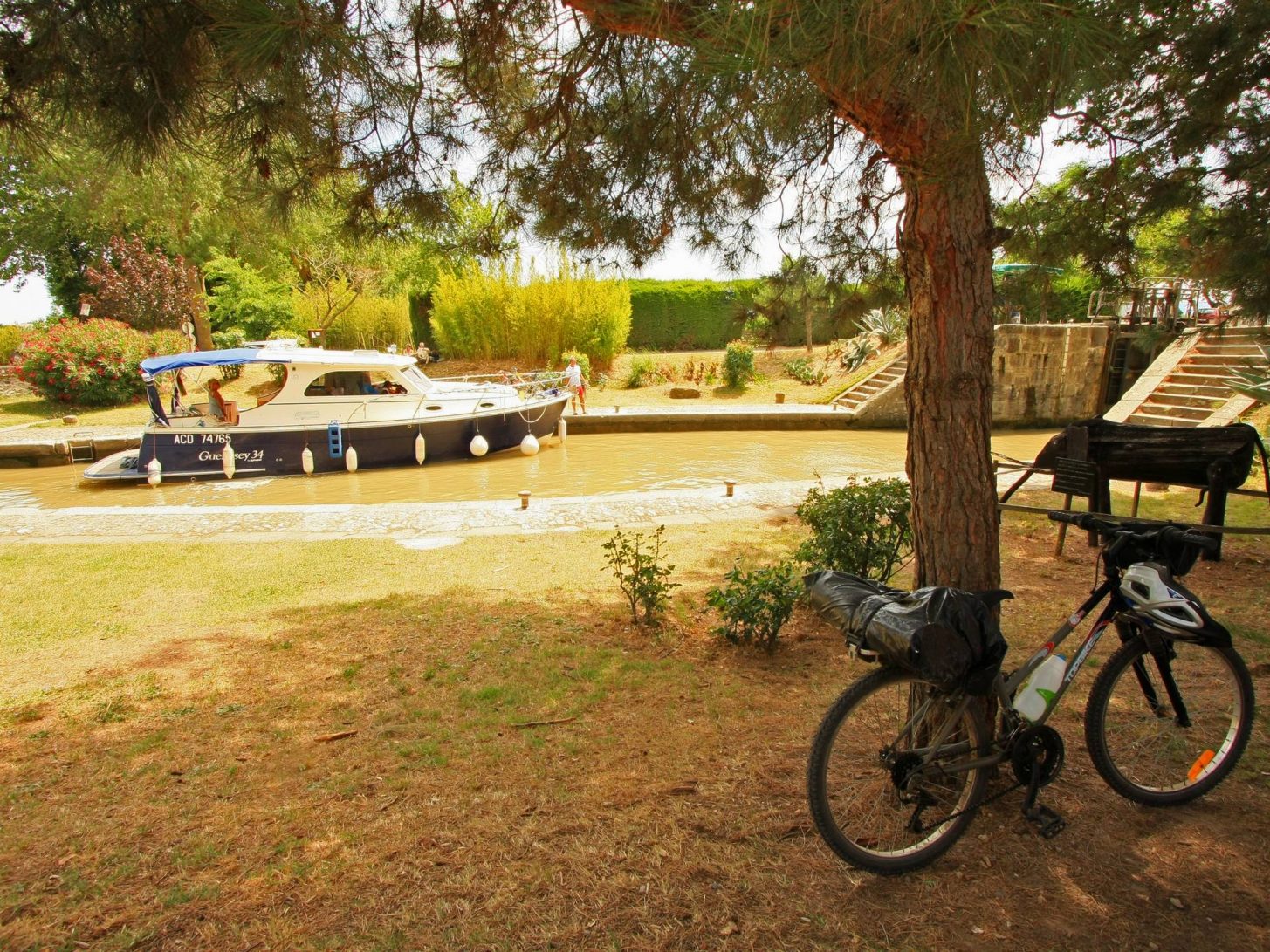 Le Canal du Midi, péniche et vélo © Céline Deschamps - ADT de l'Aude