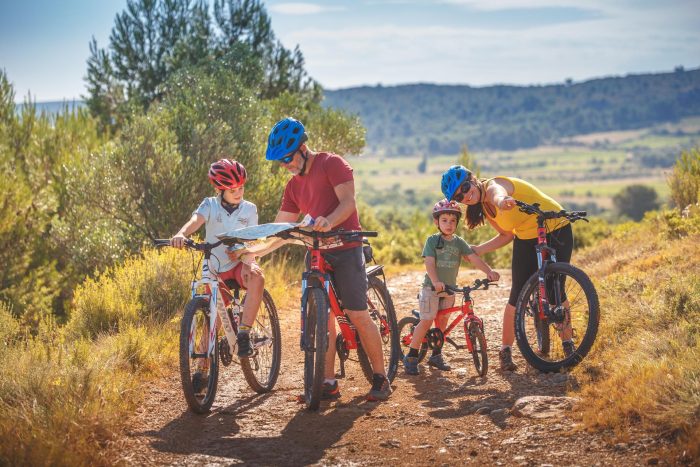 VTT en famille dans les Corbières, se repérer © Vincent photographie - ADT de l'Aude