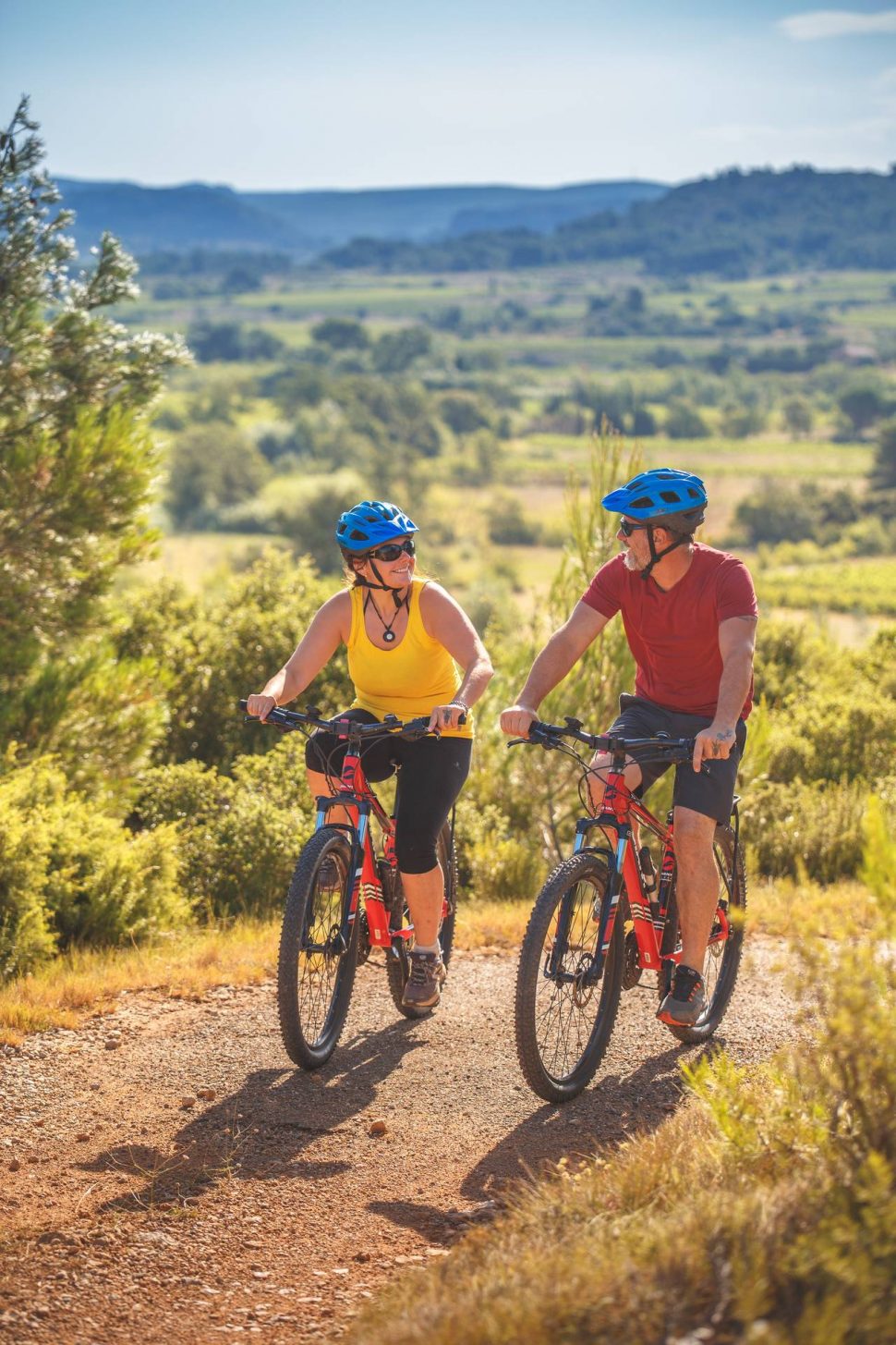 VTT en couple dans les Corbières © Vincent photographie - ADT de l'Aude