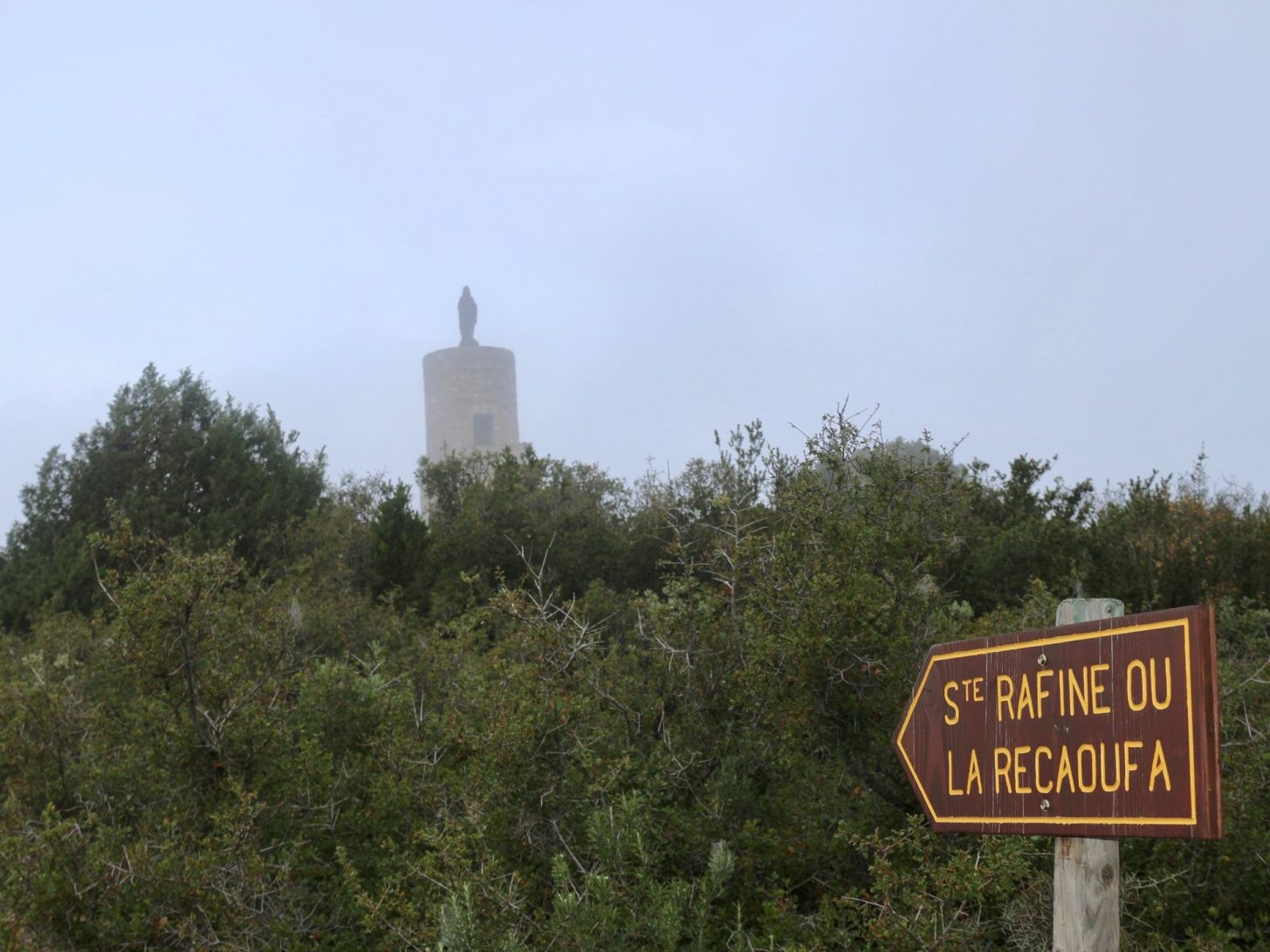 La vierge de la Récaoufa dans la brume sur le Sentier cathare © Gaelle Gueguen - Villemarcheurs