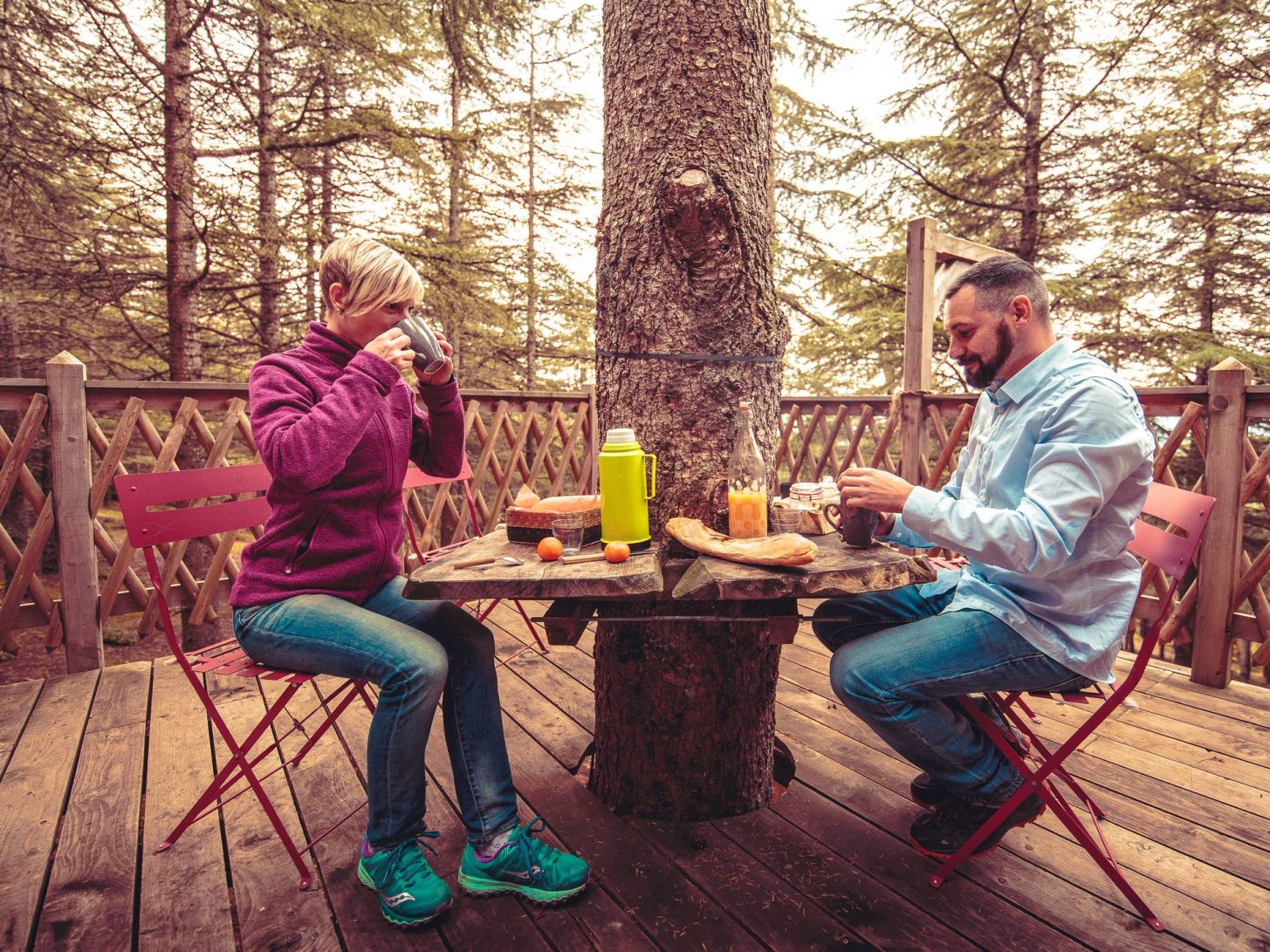 Cabane perchée, hébergement insolite en Montagne Noire, petit déjeuner ©Vincent Photographie, ADT de l'Aude