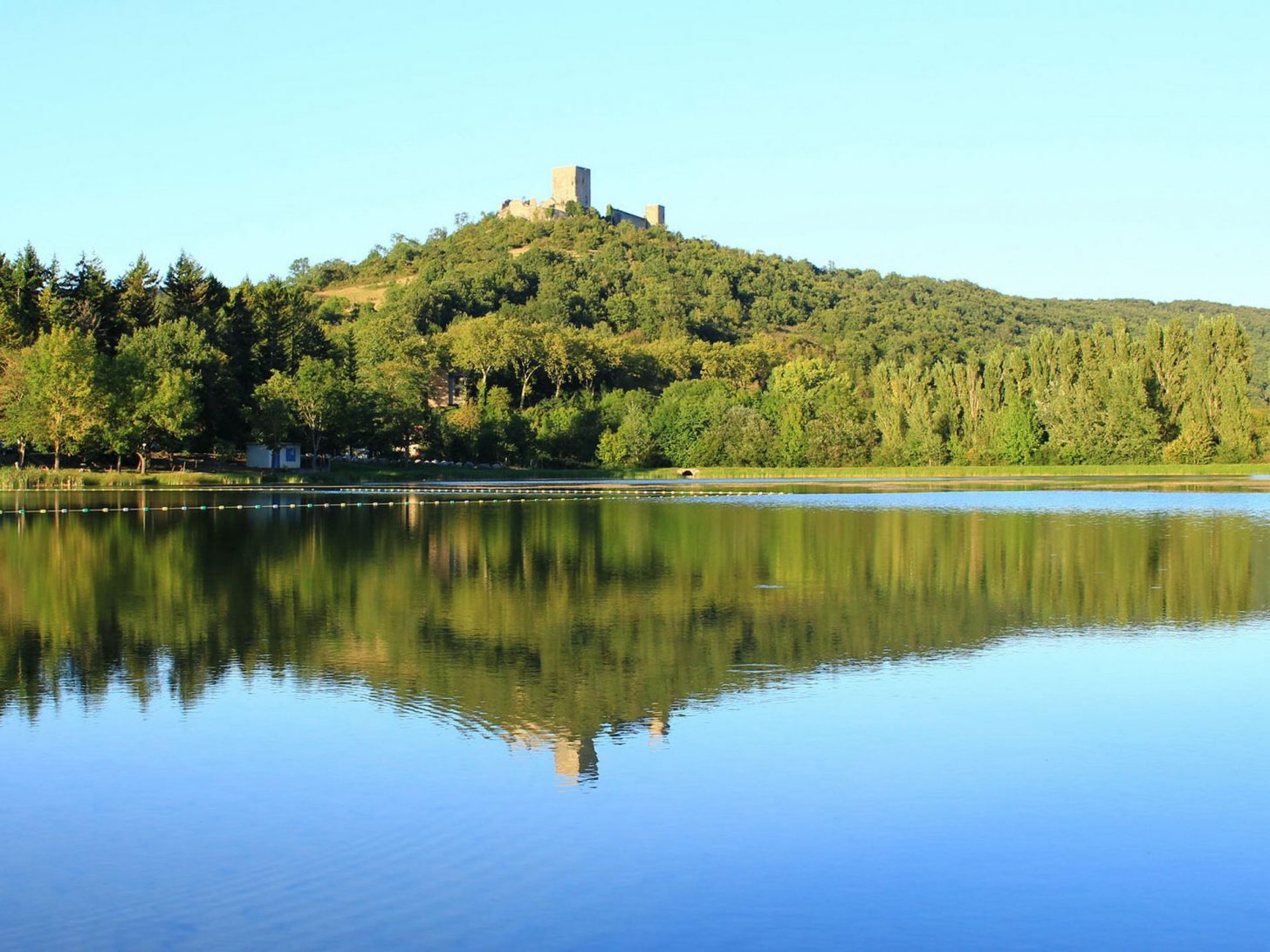 Le château de Puivert surplombe le lac©Sylvain Dossin, Office de Tourisme Pyrénées audoises