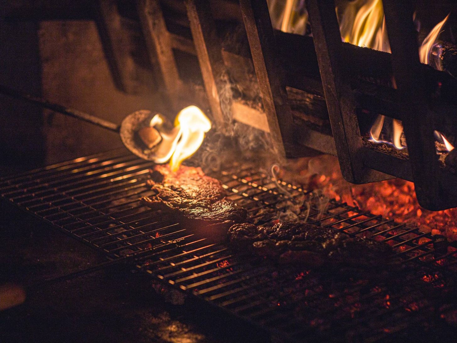 Grillade au feu de bois ©Vincent Photographie, ADT de l'Aude