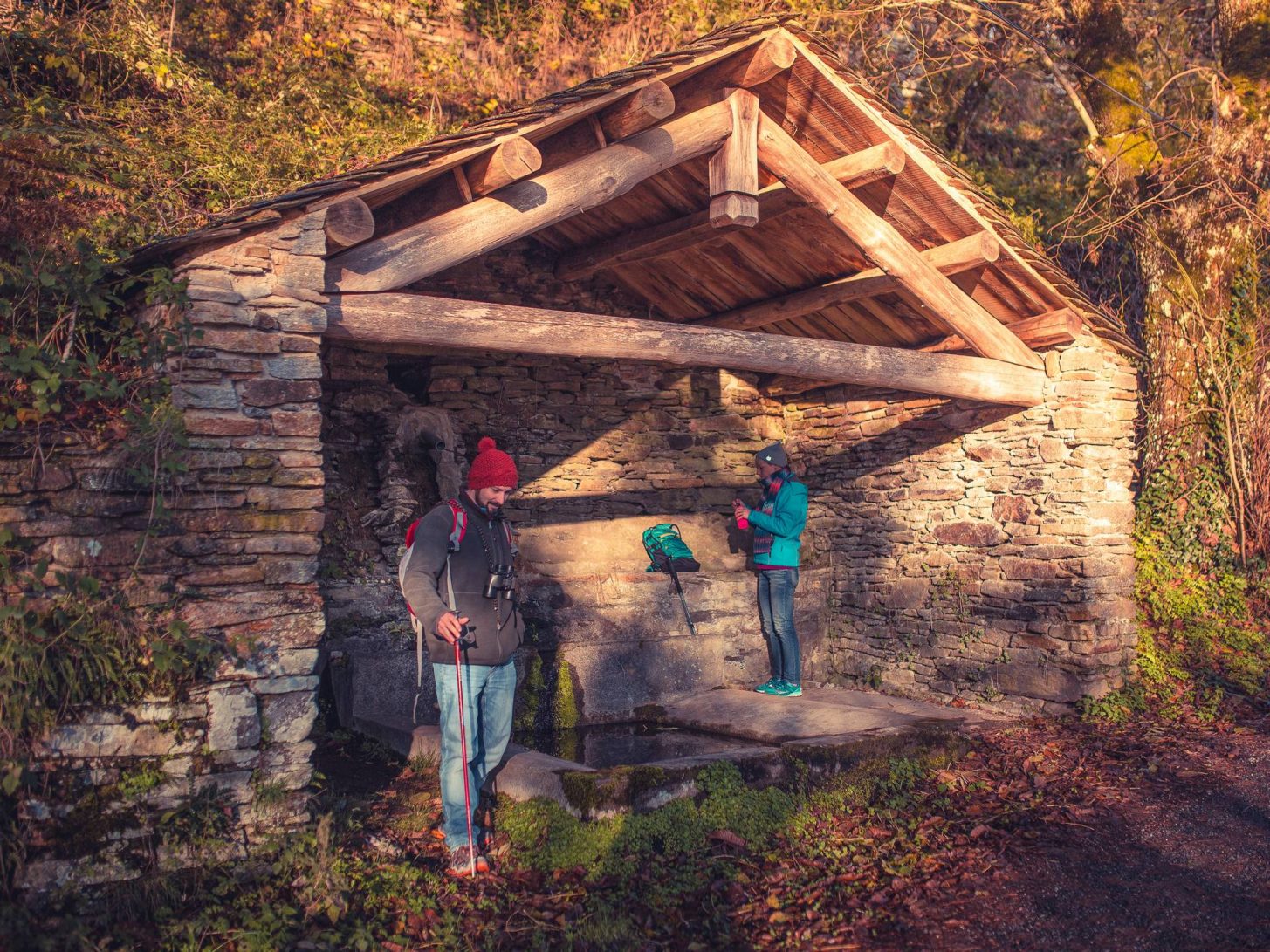 Remplir sa gourde dans un ancien lavoir de pierres ©Vincent Photographie, ADT de l'Aude