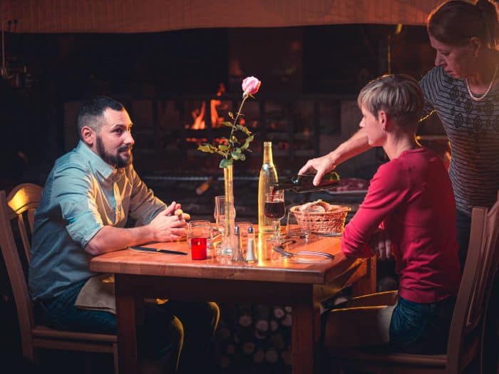Diner en amoureux au coin de la cheminée ©Vincent Photographie, ADT de l'Aude