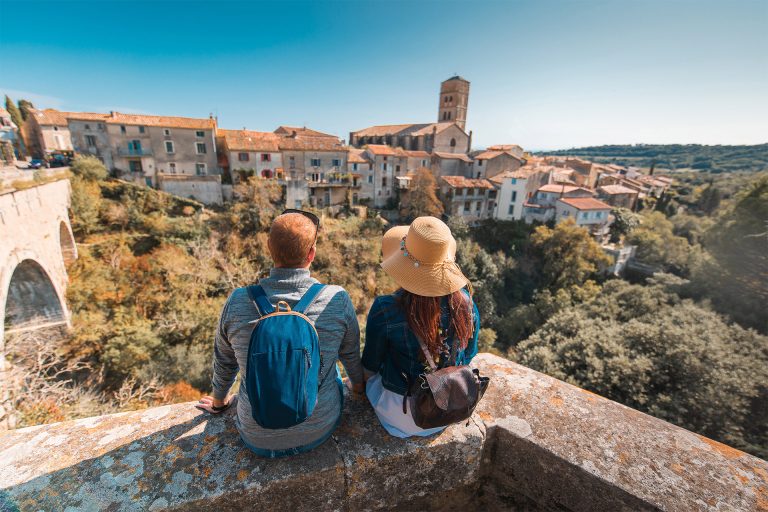 Visite du village de Montolieu ©Vincent Photographie