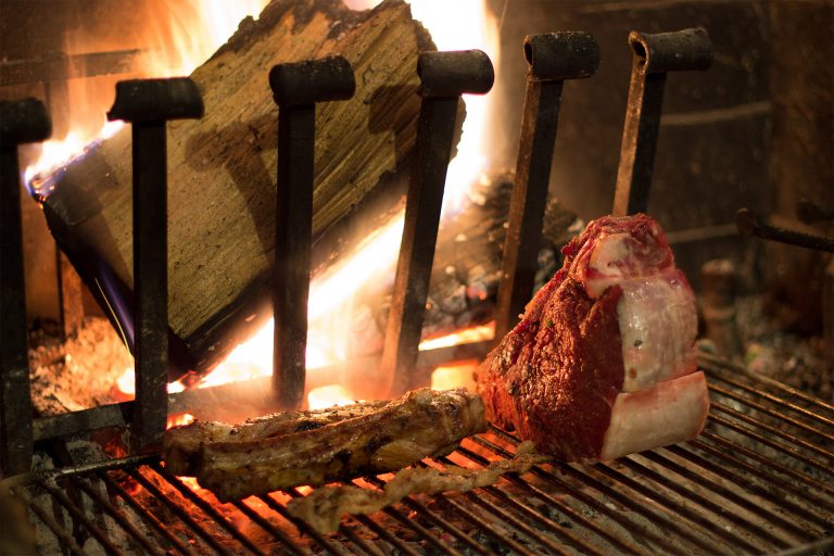 Cuisson de la viande au feu de bois dans un restaurant de l'Aude ©Smiling Pixell