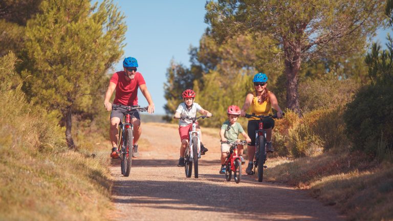 VTT en famille dans les Corbières © Vincent photographie - ADT de l'Aude