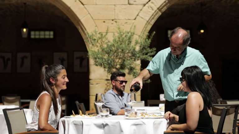 Entre amis dans un restaurants audois ©Raphaël Kann - ADT de l'Aude