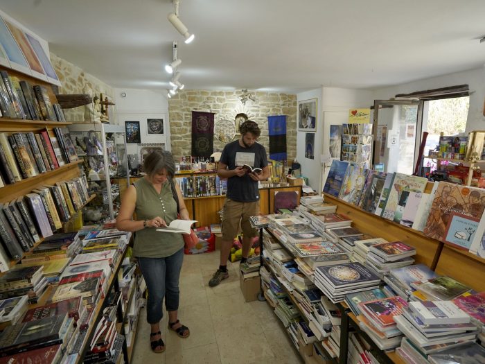 Flânerie dans une librairie ésotérique à Rennes le Château © Raphaël Kann