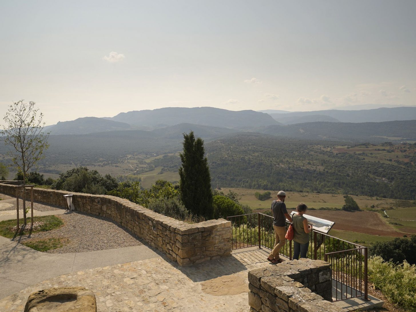 Vue sur le Pech de Bugarach depuis le point panoramique à Rennes le Château © Raphaël Kann