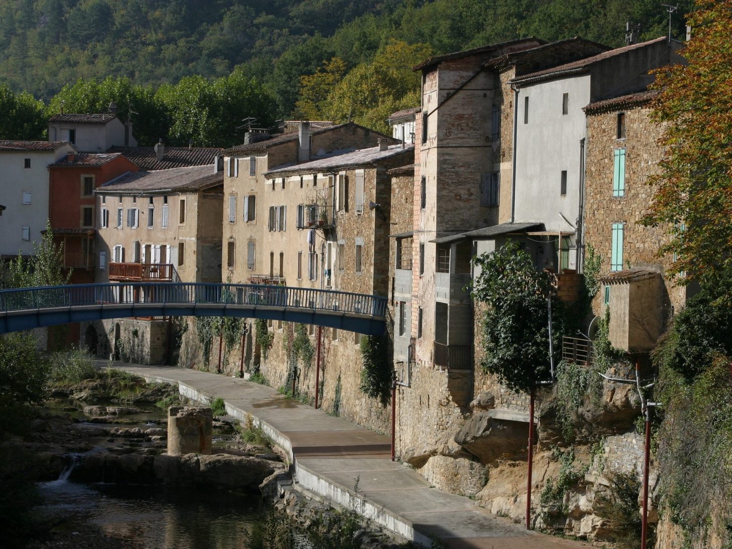 Alignement de façades le long de la Sals à Rennes les Bains © Raphaël Kann