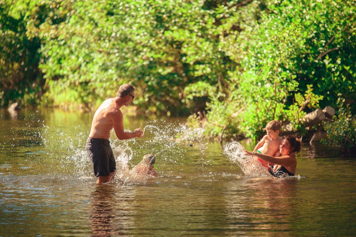 Baignade en rivière, détente en famille© Vincent Photographie, ADT de l'Aude