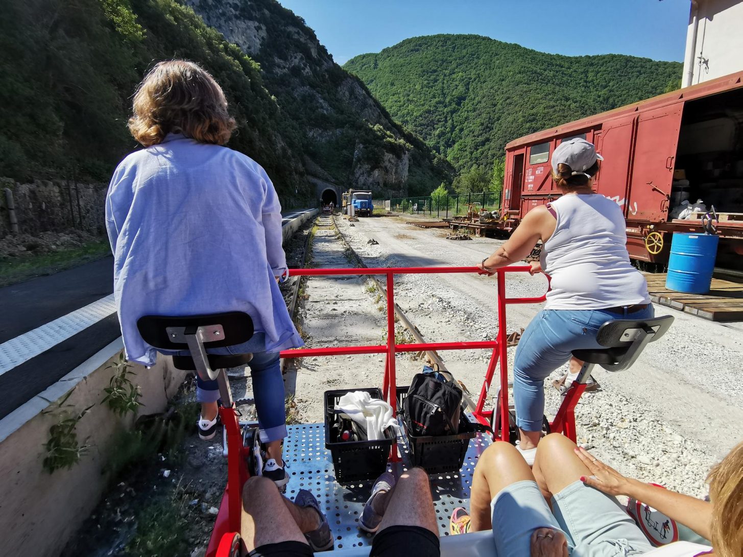 Le Vélorail du Train rouge à Axat © B. Larribere, ADT de l'Aude