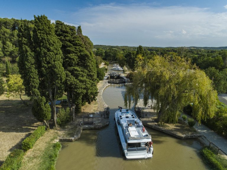 Navigation sur le canal du Midi, en Minernois, écluse © le Boat