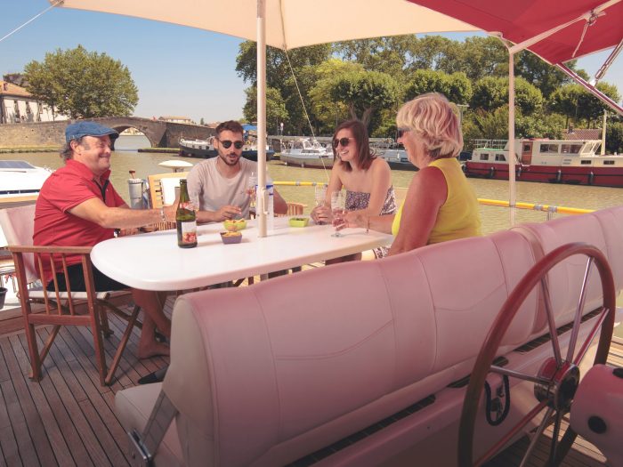 Apéritif sur la péniche, au grand bassin du canal du Midi, Castelnaudary © Vincent Photographie, ADT de l'Aude