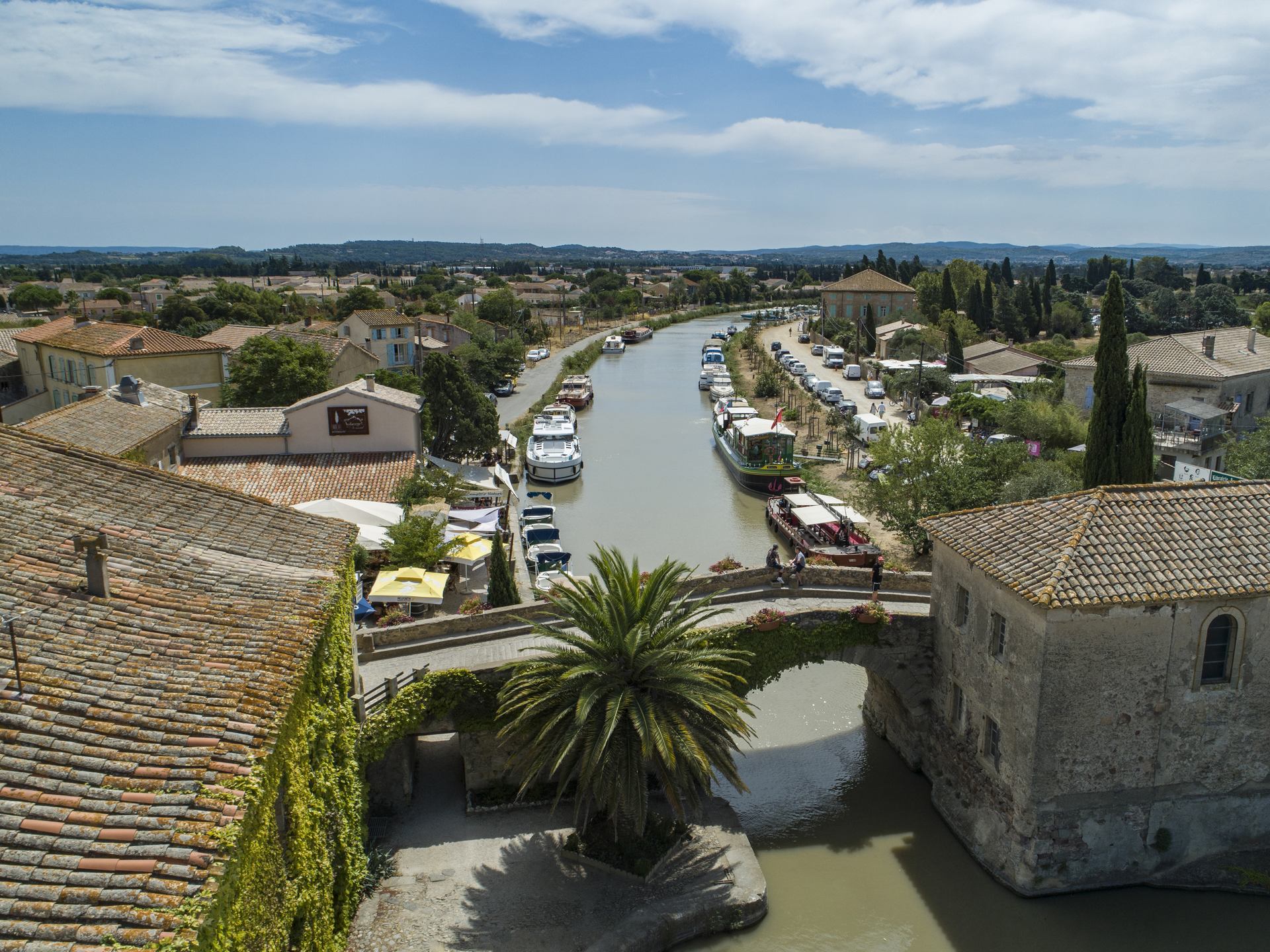 Le hameau du Somail, halte emblématique du canal du Midi © Le Boat