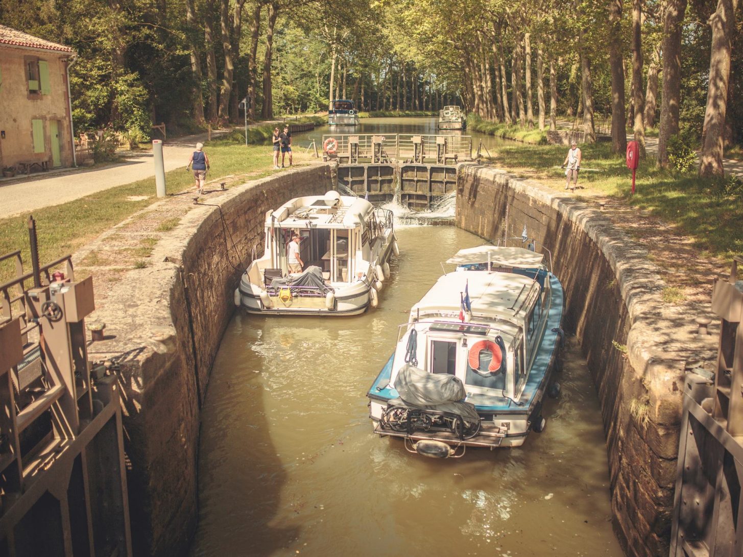 Passage d'écluse au Mas Saintes Puelles, sur le canal du Midi © Vincent Photographie, ADT de l'Aude