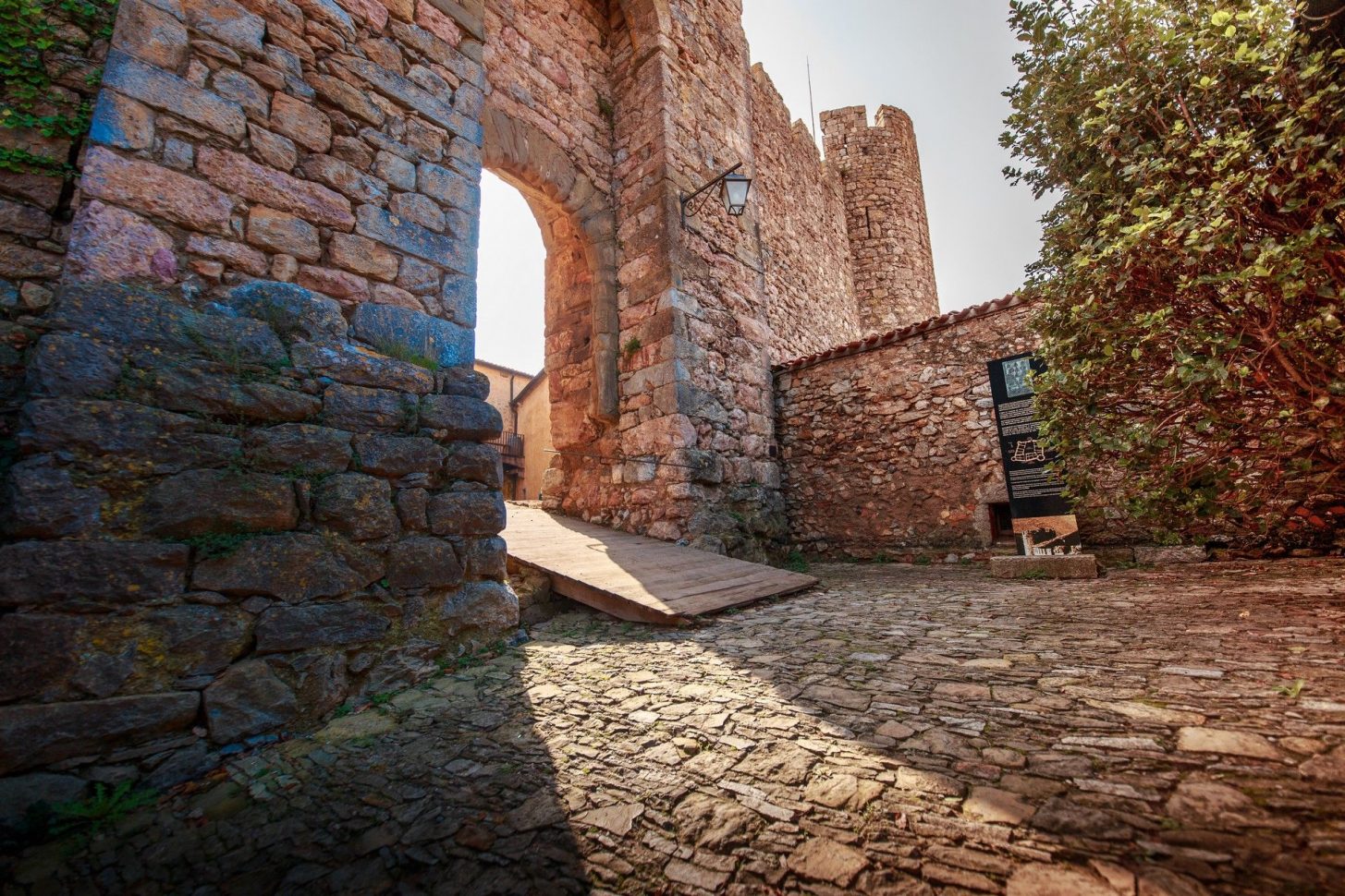 Le pont-levis au Château de Villerouge Terménes © Vincent Photographie, Conseil départemental de l'Aude