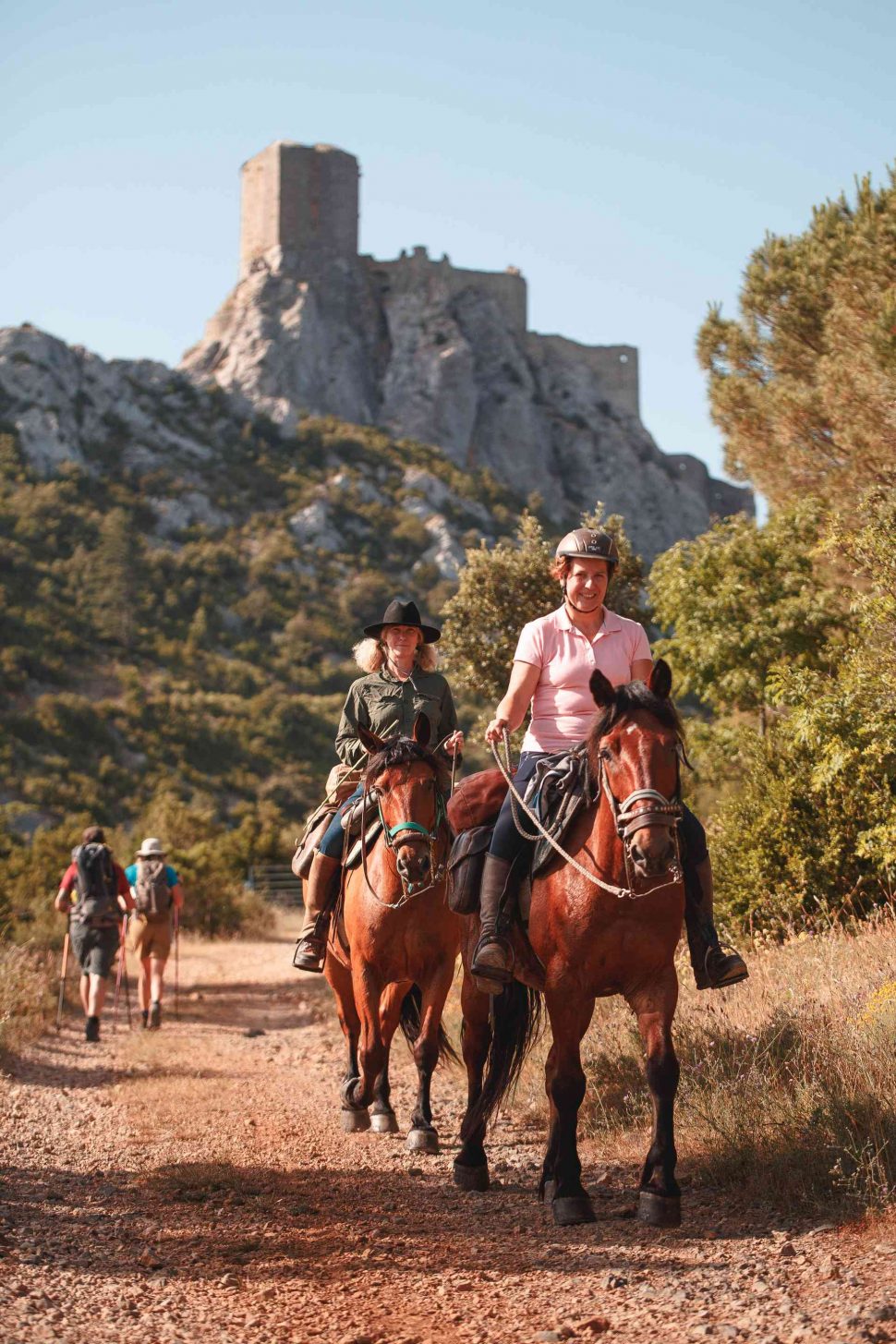 le Sentier cathare à cheval, au pied du château de Quéribus©Vincent Photographie-ADT de l'Aude