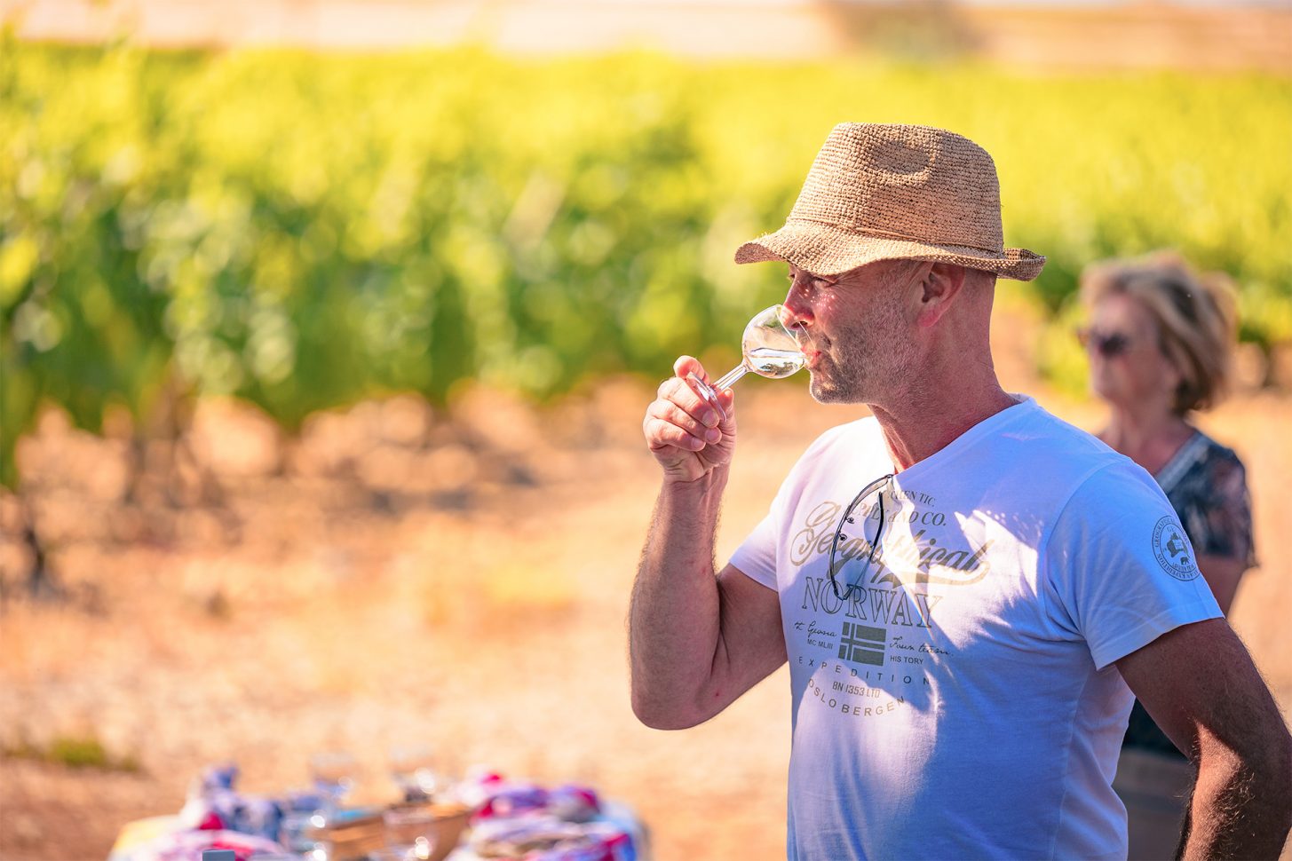 Dégustation de vin dans un vignoble de Gruissan ©Vincent Photographie - ADT de l'Aude