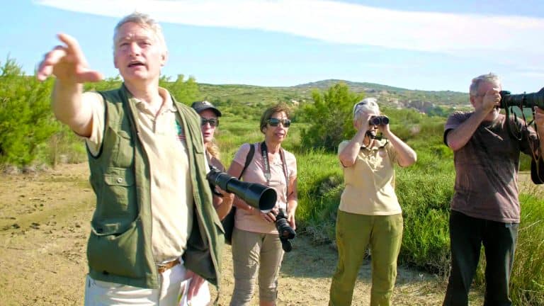 Observation des oiseaux dans le Parc Naturel de la Narbonnaise ©Ailium production - ADT de l'Aude