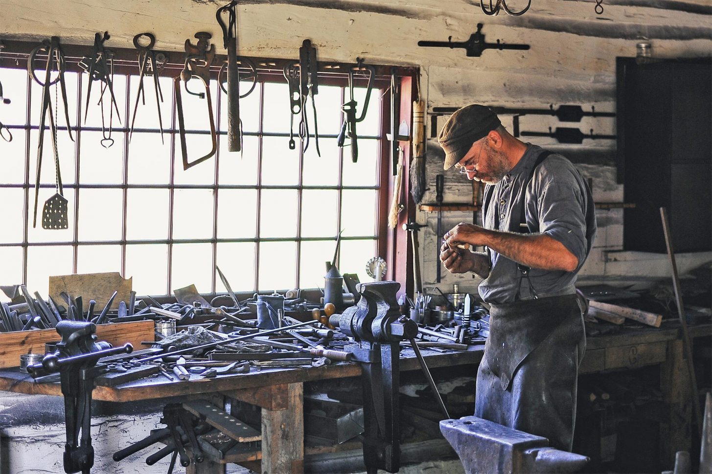 Travail d'un artisan dans son atelier ©Pixabay - Pexels
