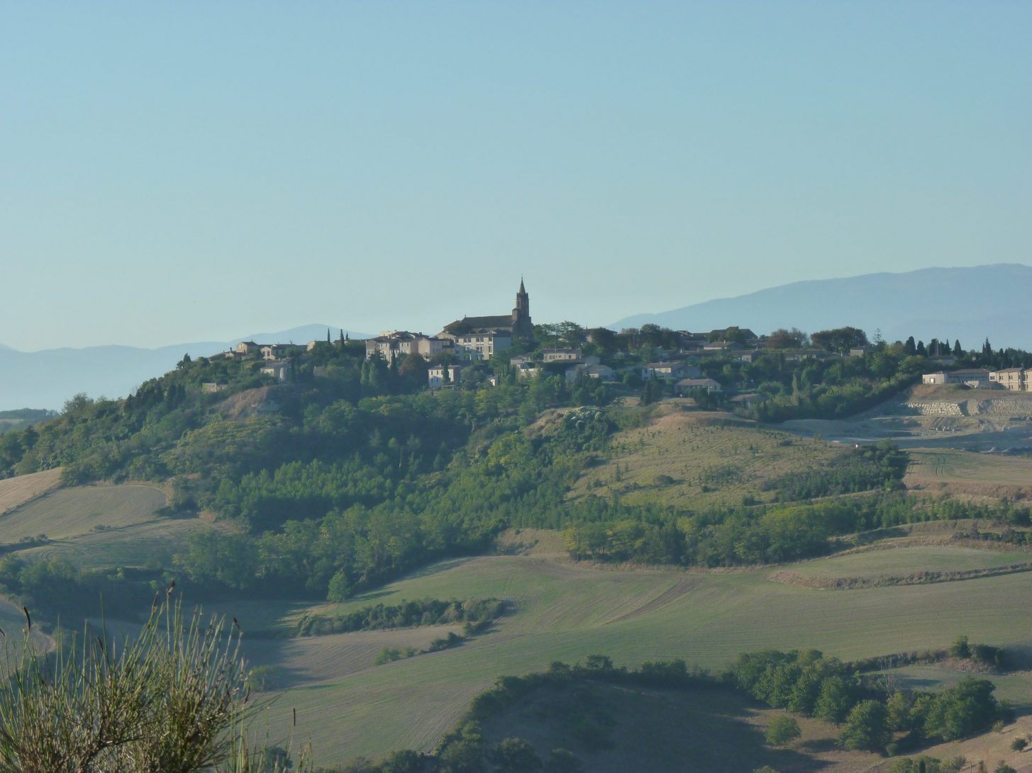 Fanjeaux domine la vallée © OTI des Collines Cathares