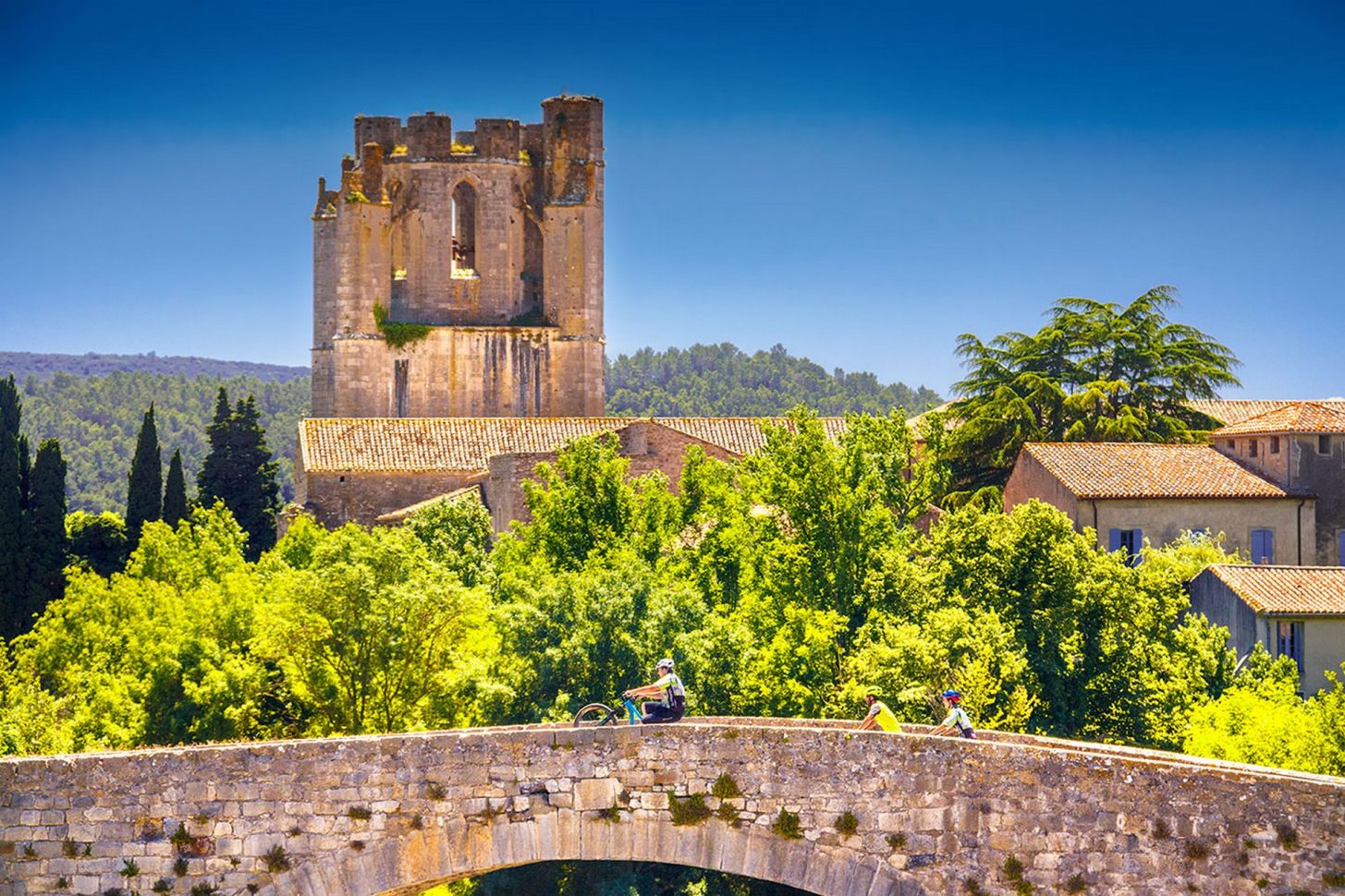 Lagrasse, le village médiéval et l'abbaye © C. Deschamps, PTCM