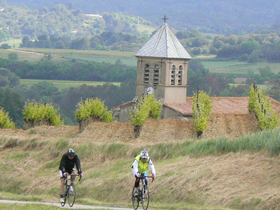 Randonnée vélo en Malepère, clocher ©Cyclo club de Limoux