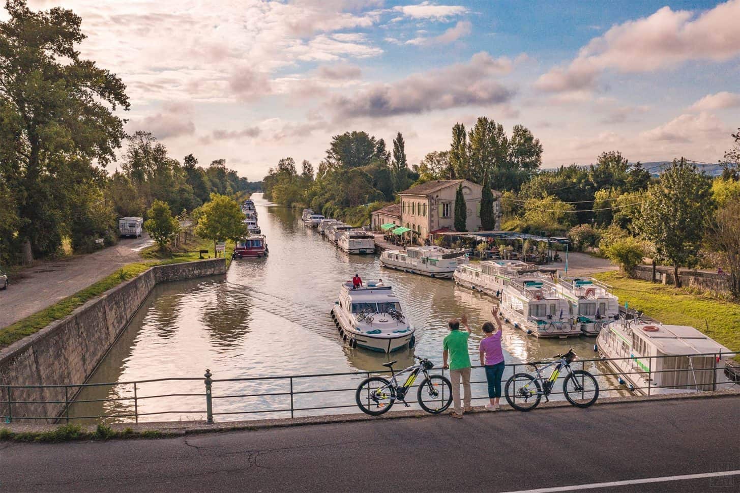 Balade à vélo en traversant le canal du Midi ©Vincent Photographie - ADT de l'Aude