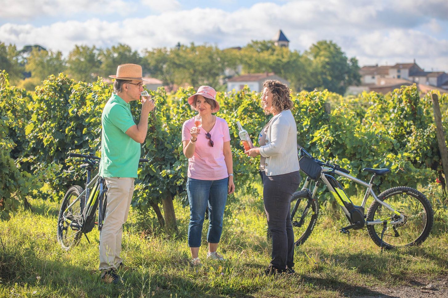 Dégustation de vin dans les vignes de la Malepère ©Vincent Photographie - ADT de l'Aude