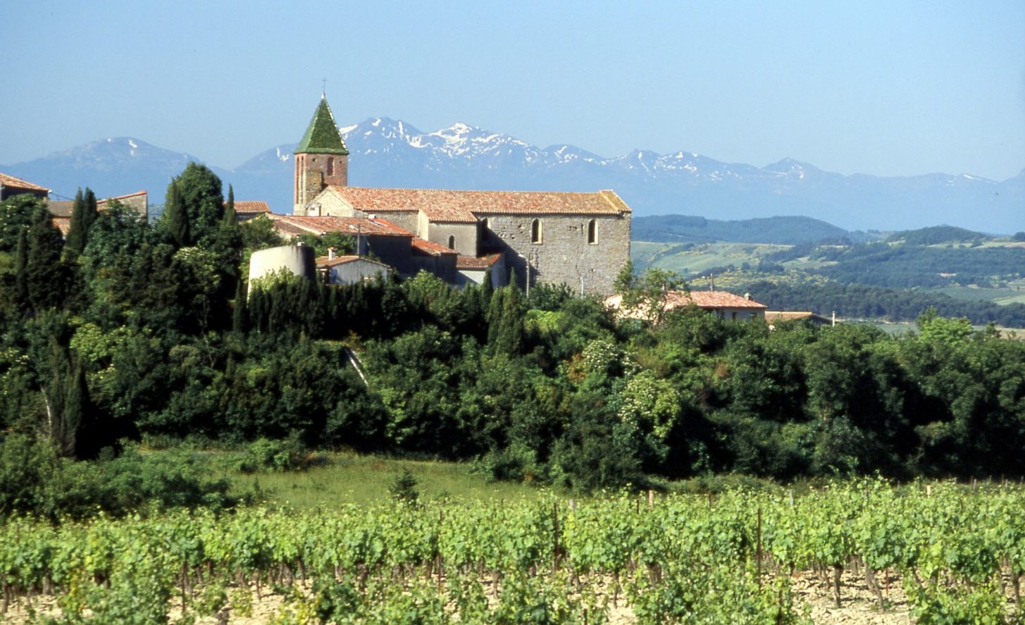 Le Village de Cailhau, église et vue sur les Pyrénées © AOC Malepère
