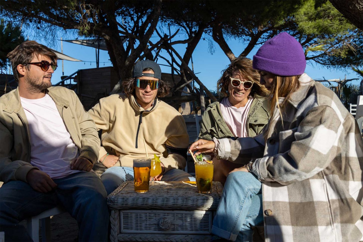 Apéro entre copains au bord de la mer Méditerranée ©Ailium Production - ADT de l'Aude