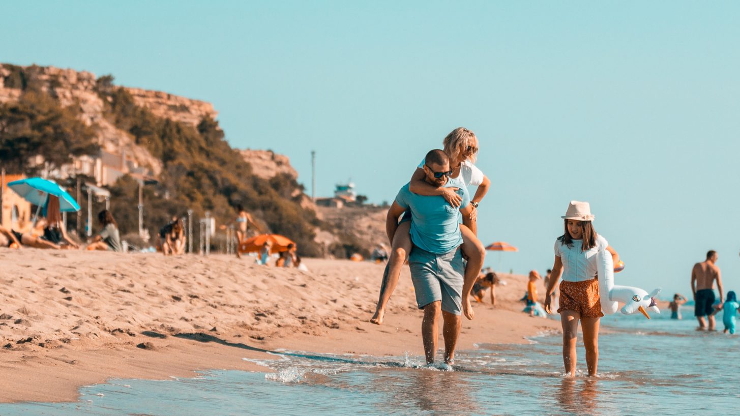 Balade en famille sur la plage de Leucate ©N-Strzmpa
