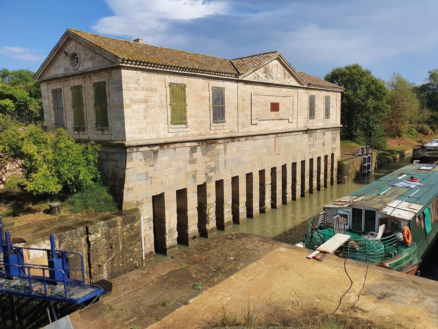 Ecluse de Gailhousty sur le canal de Jonction, bâtiment de service © Canal Friend, ADT de l'Aude