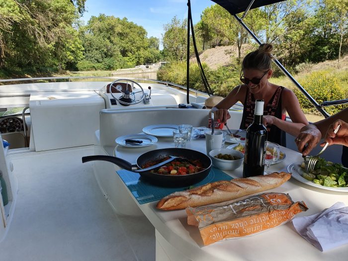 Repas sur le pont du bateau © Canal Friend, ADT de l'Aude