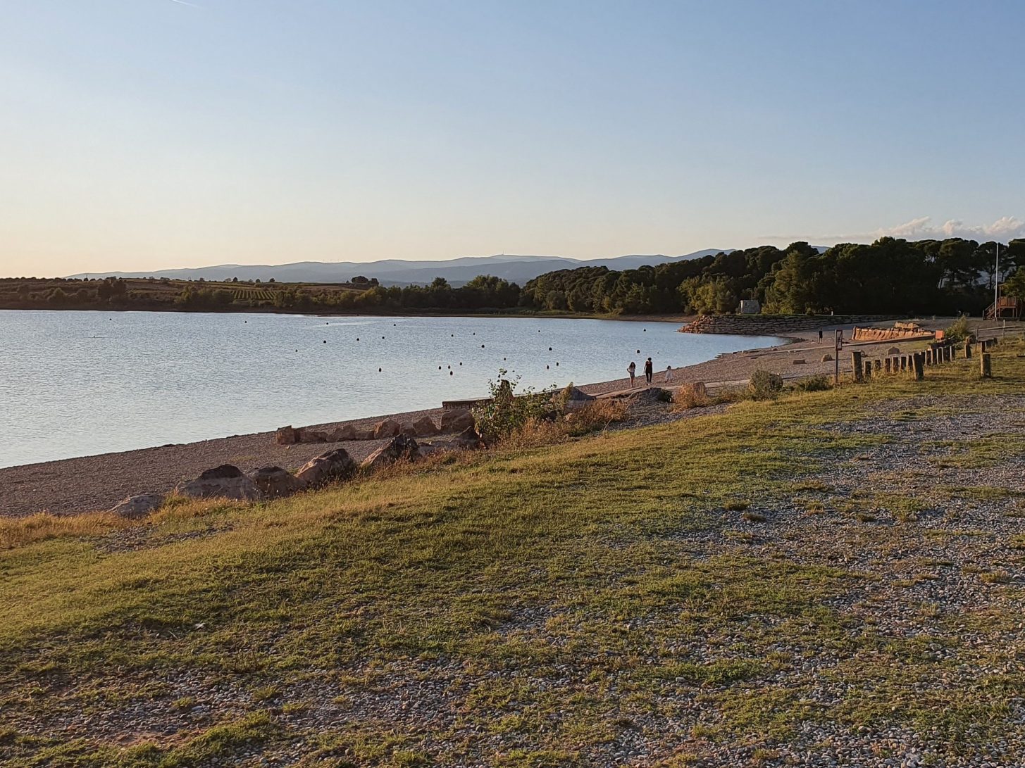 Homps, le lac de Jouarres, plage © Canal Friend, ADT de l'Aude