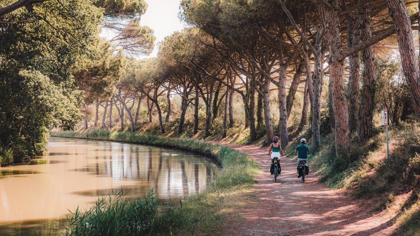 Le canal à vélo à port la Robine © Canal des 2 Mers à vélo, Lezbroz, T. Verneuil, ADT de l'Aude