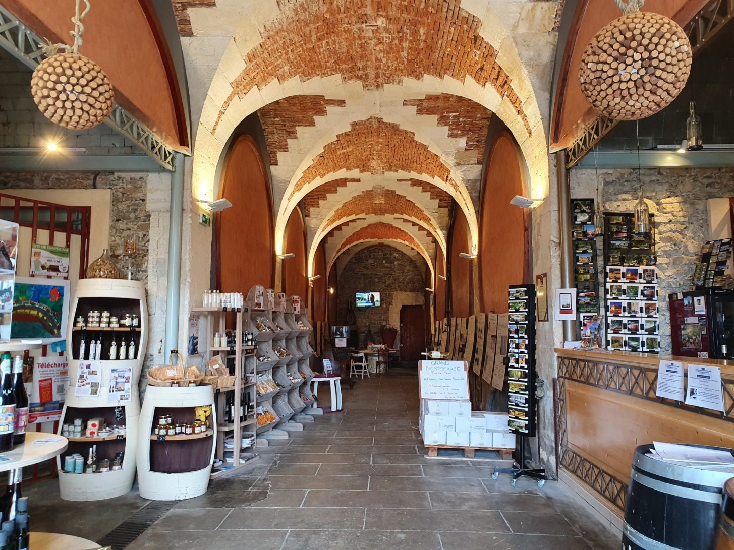 La cave du château, dégustation à Ventenac Minervois, sur le canal du Midi © Canal Friend, ADT de l'Aude