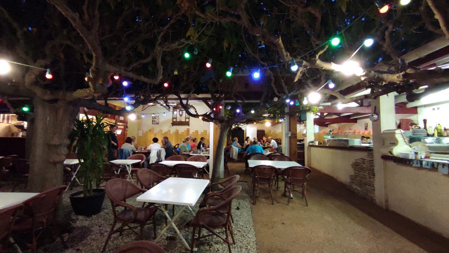 Guinguette à Ventenac Minervois, sur le canal du Midi © Canal Friend, ADT de l'Aude