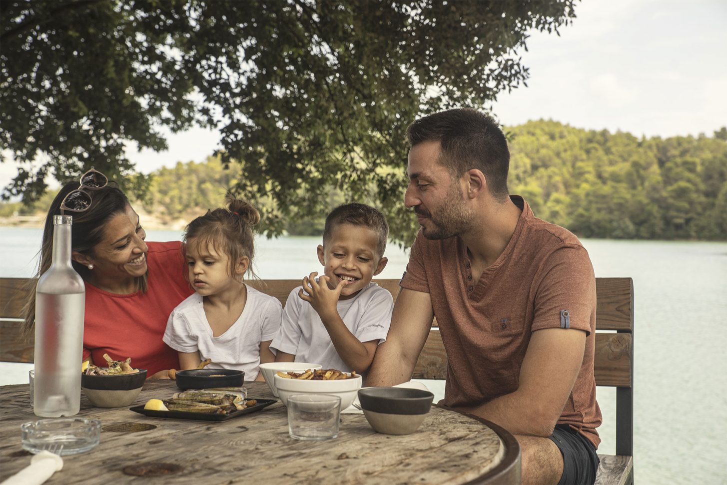 Pique-nique en famille au Lac de la Cavayère ©IDriss Bigou-Gilles - ADT de l'Aude