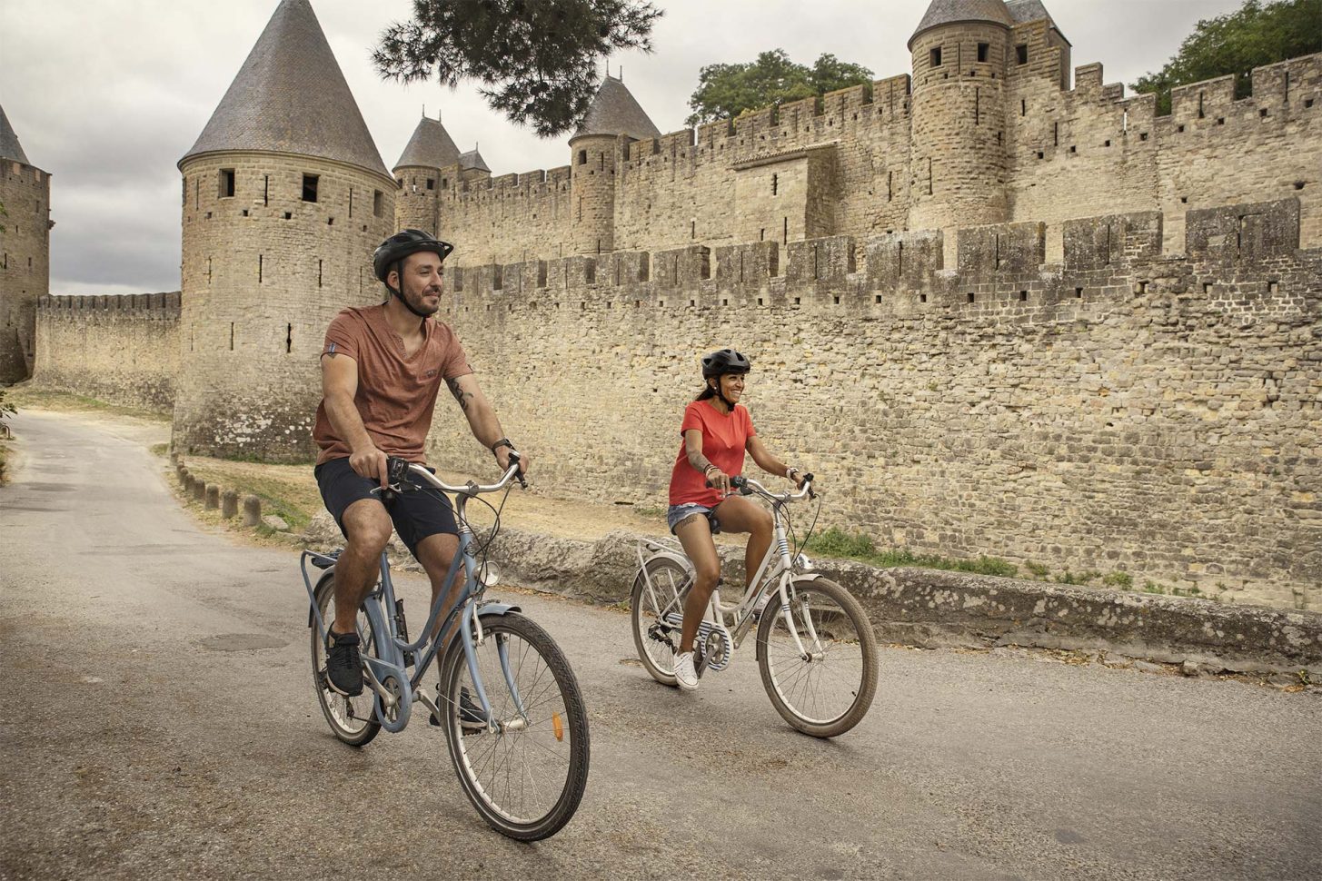 Balade à vélo autour de la Cité de Carcassonne ©Idriss Bigou-Gilles - ADT de l'Aude