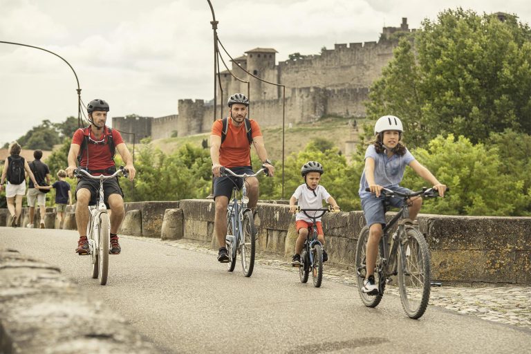 Balade à vélo en famille autour de la Cité de Carcassonne ©Idriss Bigou-Gilles - ADT de l'Aude