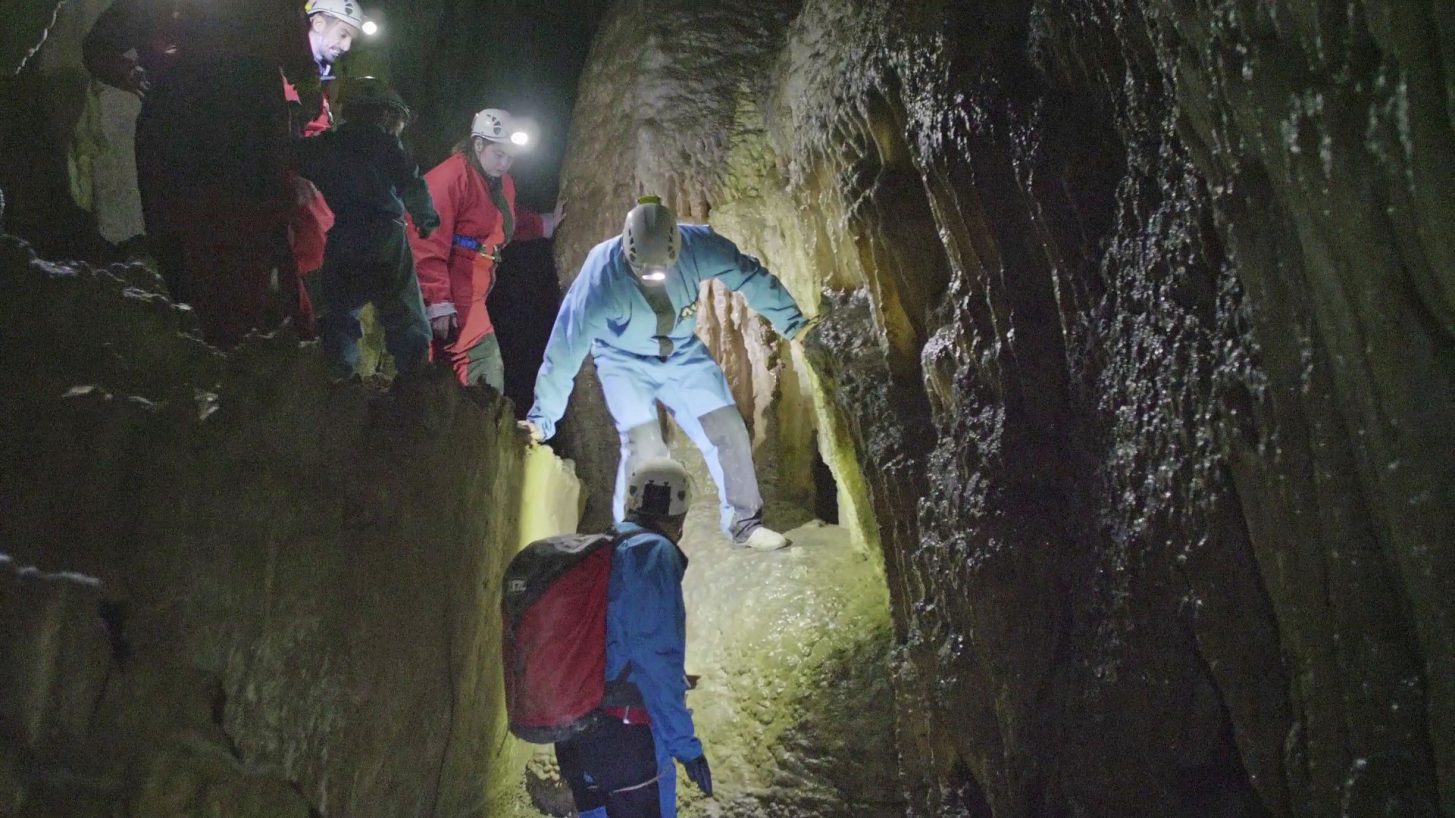 Visite de la grotte de l'Aguzou en mode spéléo ©Ailium Production - ADT de l'Aude