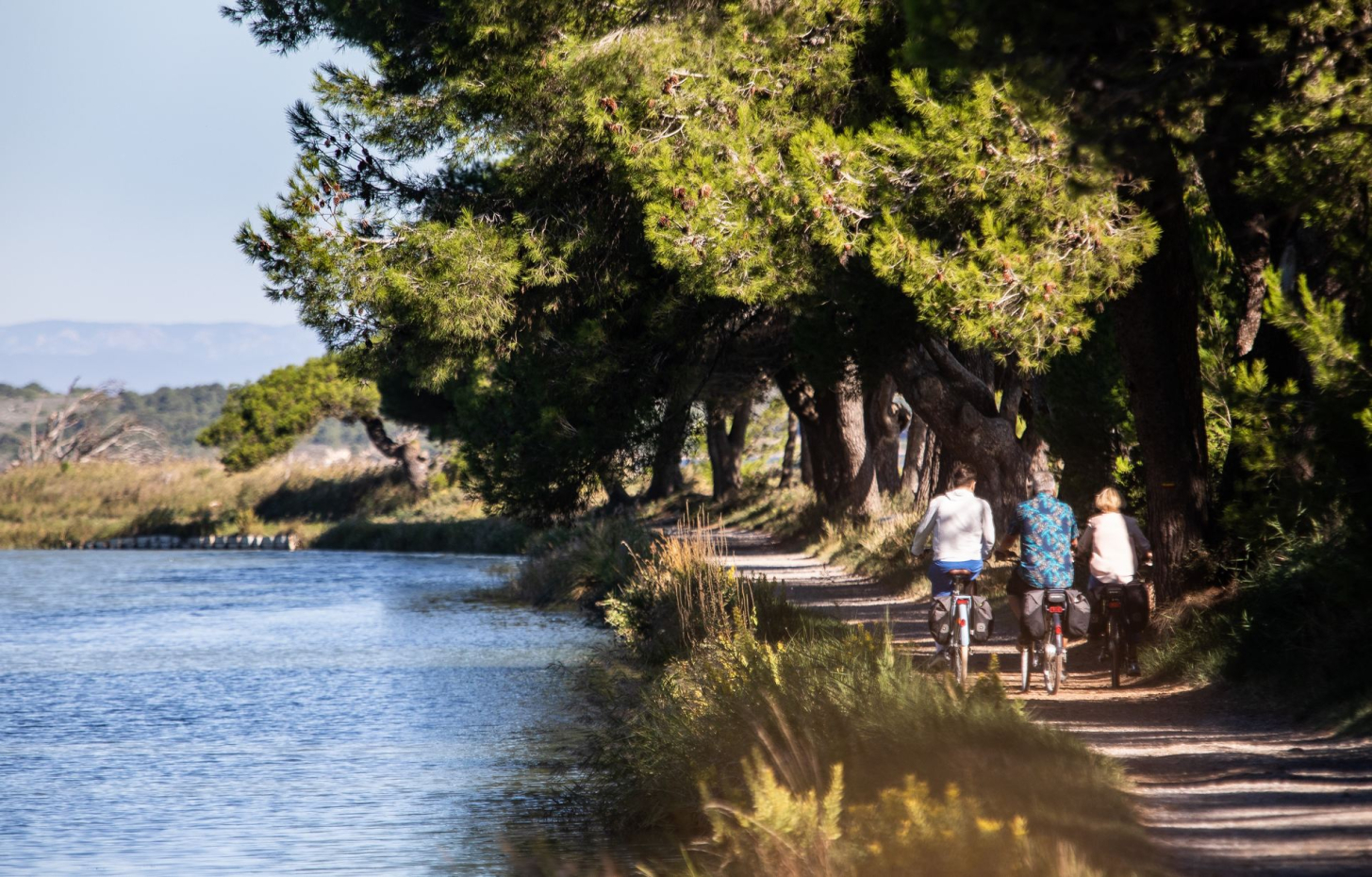 Balade à vélo le long du canal de la Robine entre Mer Méditerranée et Canal ©Olivier Octobre - La Méditerranée à vélo