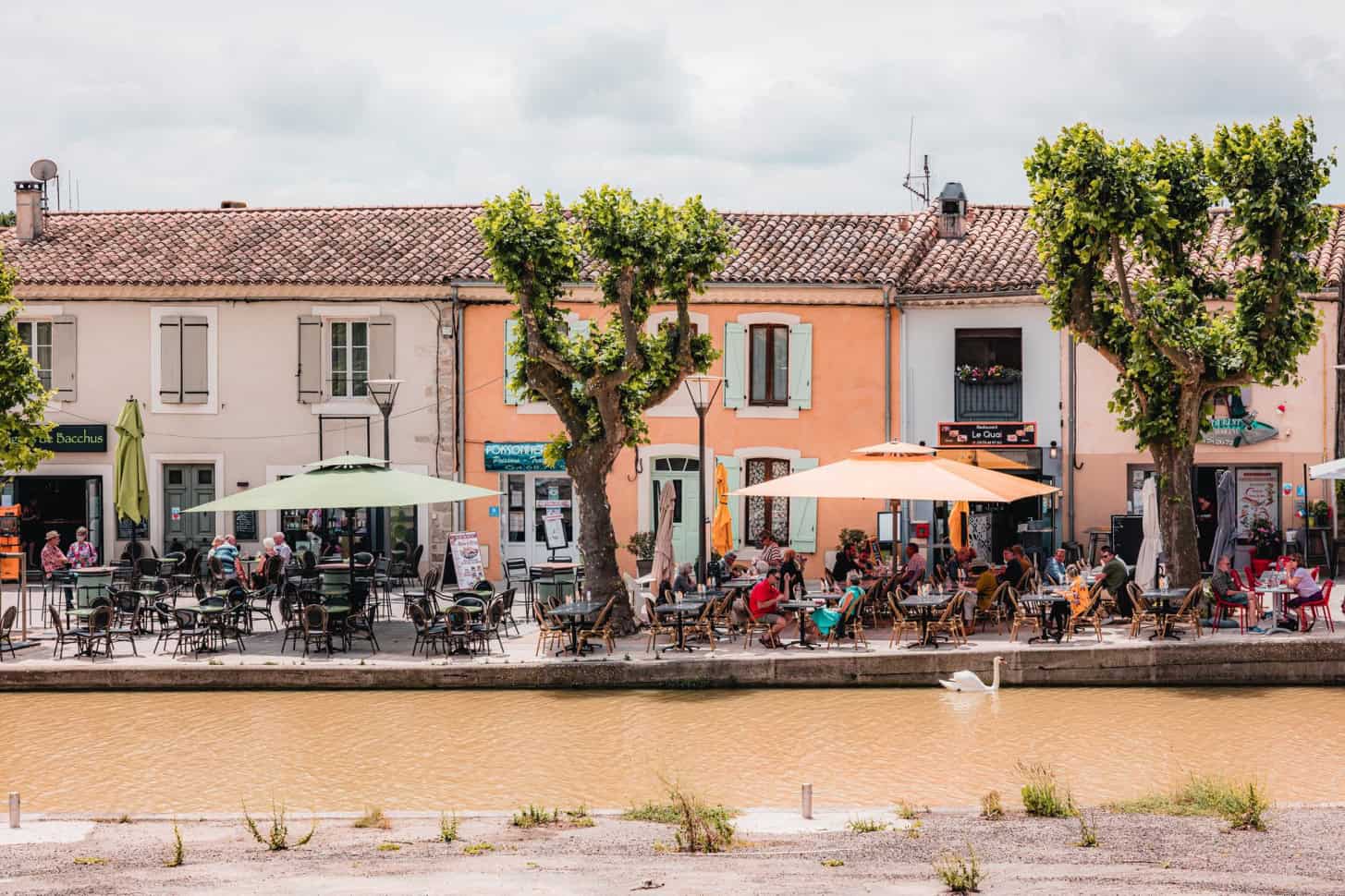 le canal du midi à Trèbes, les terrasses de café, Canal des 2 Mers, Lezbroz, T Verneuil