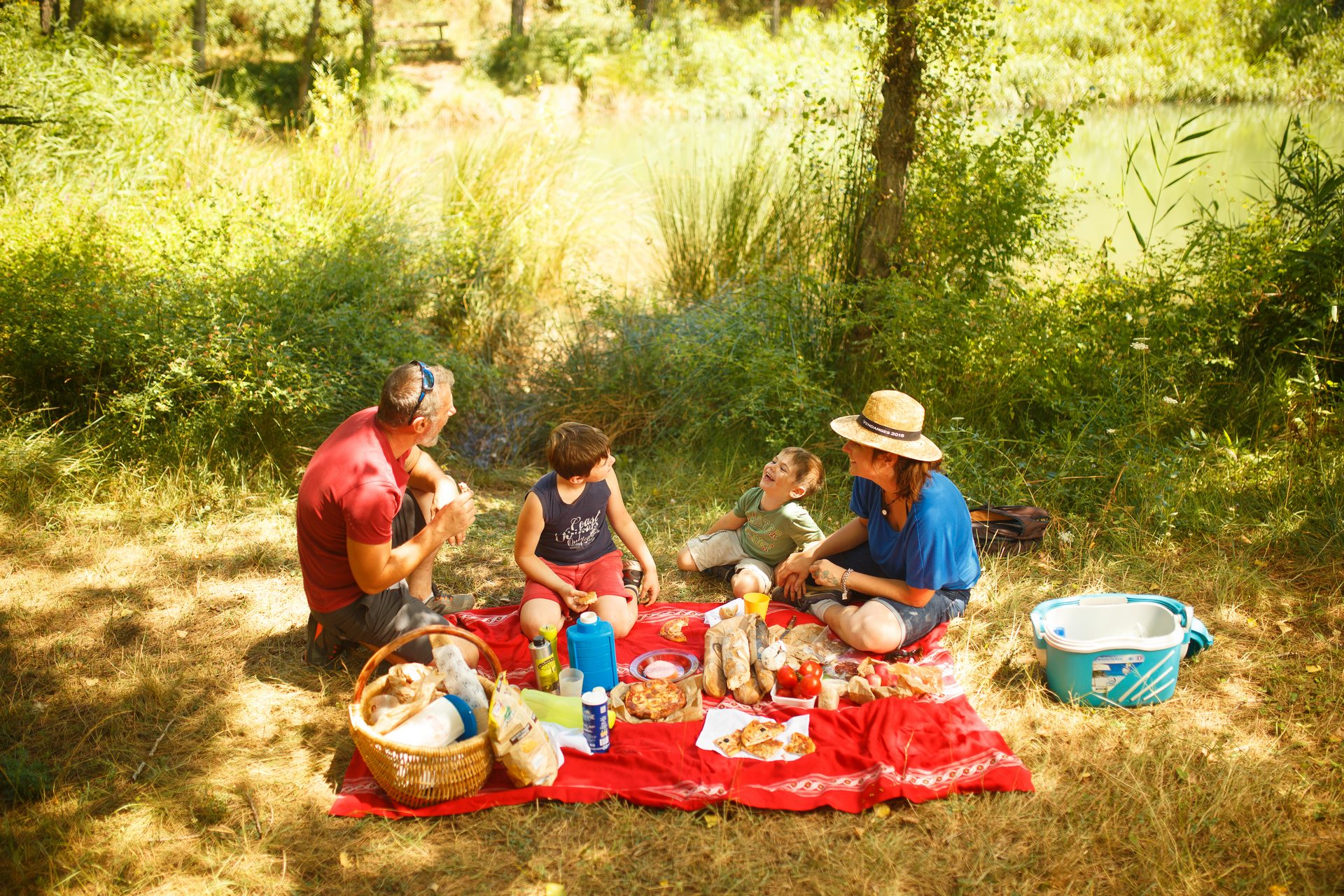 Pique nique dans l'herbe en famille, détente, cr Vincent Photographie, ADT de l'Aude