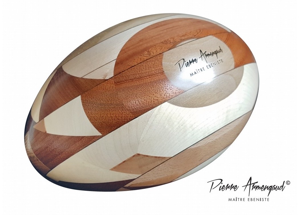 Les ballons de rugby en bois, de Pierre Armengaud à Belpech, dans l'Aude, crédit Marc Mesplié