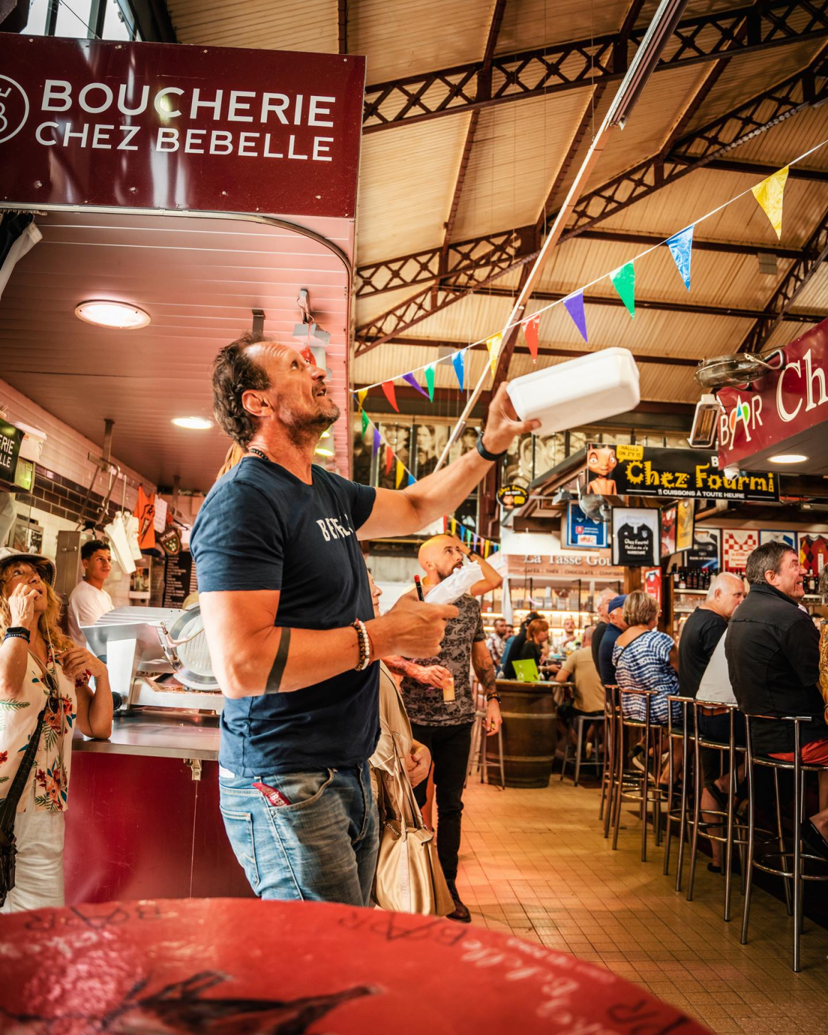 Animation aux halles de Narbonne, au restaurant Chez Bébelle @ Florian Vidot